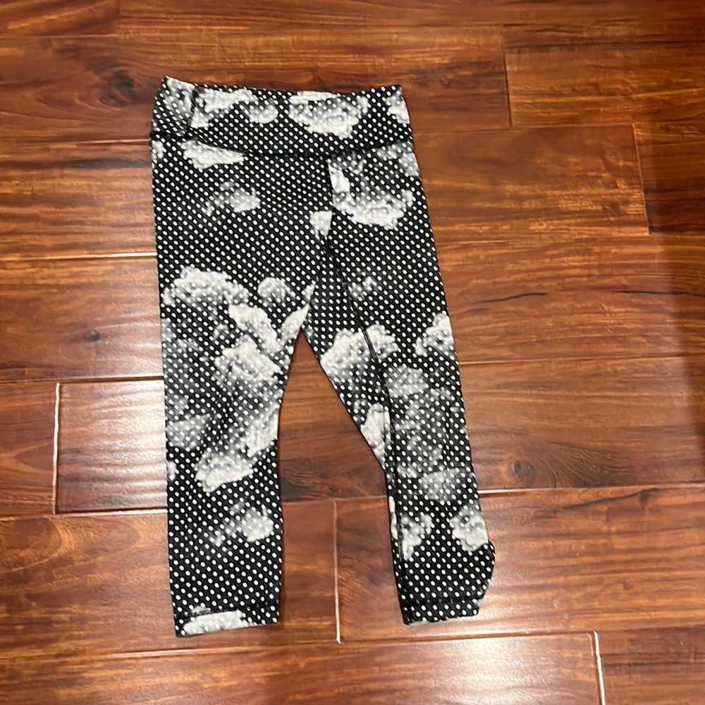 Lululemon cropped leggings.